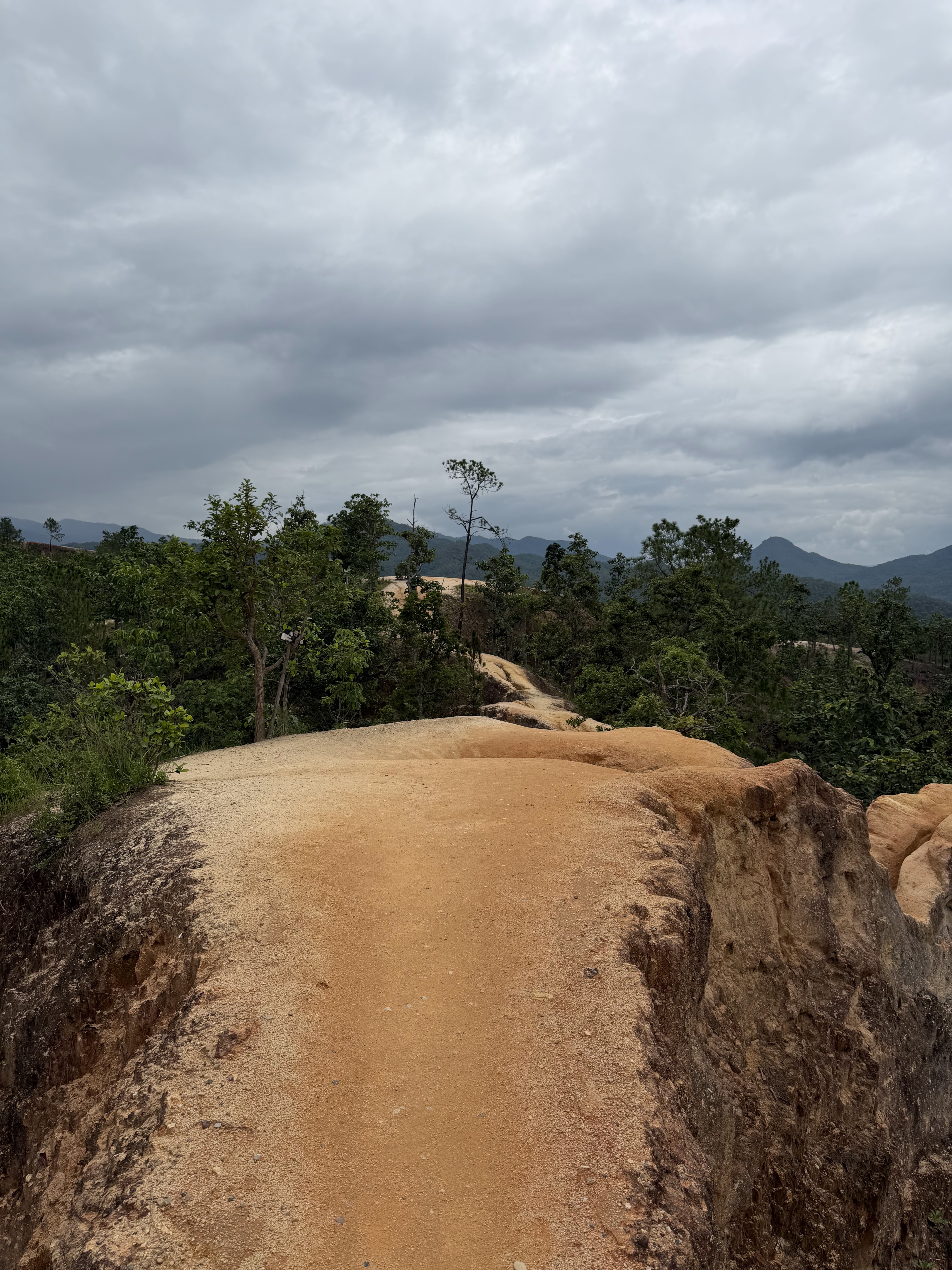 ศาลเล็กข้างทางเดิน